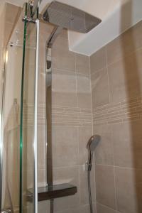 ブラウンラーゲにあるFerienwohnungen Lübbersのバスルーム(シャワー、シャワーヘッド付)が備わります。