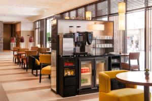 鹿港的住宿－鹿港永樂酒店，一间带冰箱和桌椅的餐厅