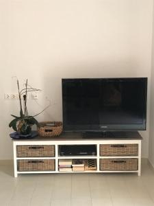 Televízia a/alebo spoločenská miestnosť v ubytovaní Ca Xotxim