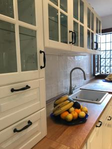 a bowl of fruit on a counter in a kitchen at Ca Xotxim in Altea