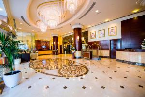 a lobby of a hotel with a large marble floor at Grand Mercure Abu Dhabi in Abu Dhabi