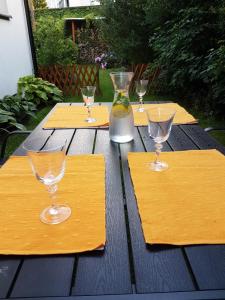 drewniany stół piknikowy z kieliszkami do wina w obiekcie La Villa Alexandre - PARTER we Władysławowie