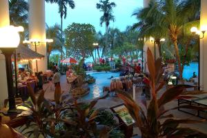 um resort com piscina e um resort com palmeiras em Rainbow Paradise Beach Resort em George Town