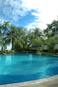 Kolam renang di atau di dekat Rainbow Paradise Beach Resort