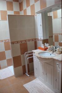 モンターニュにあるLa Demeure de Bayardのバスルーム(洗面台、鏡付)