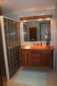 モンターニュにあるLa Demeure de Bayardのバスルーム(木製の洗面台、鏡付)