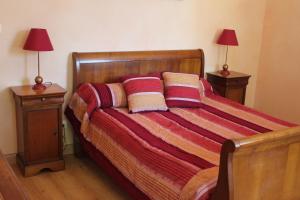 1 dormitorio con 1 cama con 2 mesitas de noche en La Demeure de Bayard en Montagne