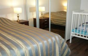 a hotel room with a bed and a mirror at Kullasmarina Holiday Villas in Padasjoki +113 photos