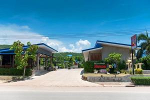 a store on the side of a road at Nam Sai Loft Resort in Chao Lao Beach