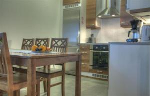 eine Küche mit einem Tisch und einer Obstschale darauf in der Unterkunft Kullasmarina Holiday Villas in Padasjoki