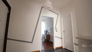 ミラノにあるItalianway-Piacenzaの鏡とドアのある廊下のある部屋