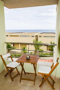 een tafel en 2 stoelen op een balkon met uitzicht bij Médano Los Patios windsurfing area in El Médano