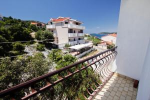 a balcony with a view of a building at Apartments and rooms Porto in Ražanj
