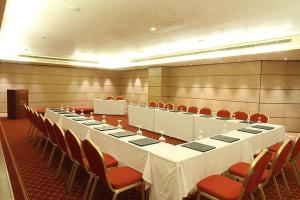 فندق بروميناد في بيروت: قاعة اجتماعات كبيرة مع طاولة وكراسي طويلة