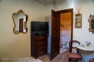 A television and/or entertainment centre at Il Bosso di Toscana
