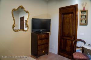 A television and/or entertainment centre at Il Bosso di Toscana