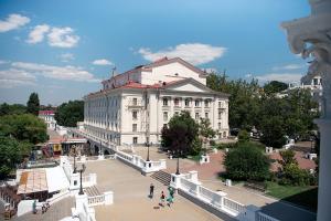 un gran edificio blanco con gente caminando delante de él en Sevastopol Hotel, en Sevastopol