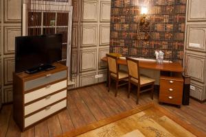 Televízia a/alebo spoločenská miestnosť v ubytovaní Aparthotel Oberża