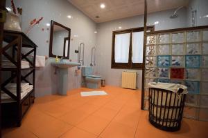 uma casa de banho com um WC e um lavatório em Maria la Carbayeda em Luanco