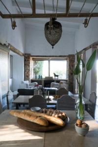 Piketberg的住宿－Kleinkloof Farm，用餐室配有带面包的桌子