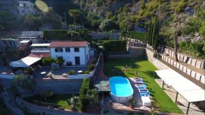 vista aerea di un resort con piscina di Casa De Angelis a Erchie