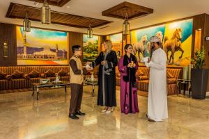 een groep mensen in een lobby bij Golden Tulip Headington in Muscat +37 foto's