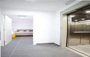 korytarz ze szklanymi drzwiami prowadzącymi do sypialni w obiekcie Apartamentos Ocea w mieście Cambrils