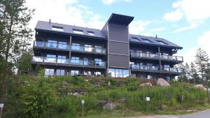 un grand bâtiment au sommet d'une colline dans l'établissement Naava Chalets, à Ähtäri