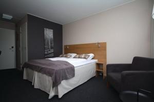 a bedroom with a bed and a couch at Sirdal Høyfjellshotell in Fidjeland +28 photos