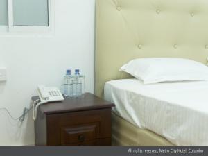 Postel nebo postele na pokoji v ubytování Metro City Hotel