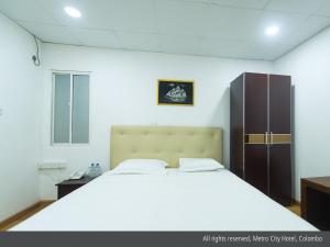 Postel nebo postele na pokoji v ubytování Metro City Hotel