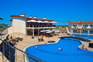 Ein Blick auf den Pool von der Unterkunft Elizium Park Hotel oder aus der Nähe