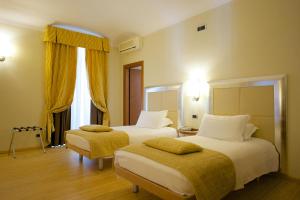 pokój hotelowy z 2 łóżkami i oknem w obiekcie Best Western Crystal Palace Hotel w Turynie