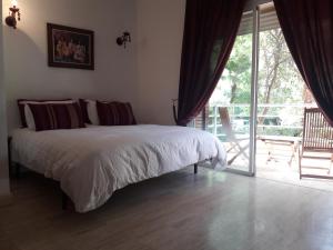 Schlafzimmer mit einem Bett und einer Glasschiebetür in der Unterkunft Luxury appartement 105m2-hivernage-Sofitel in Marrakesch