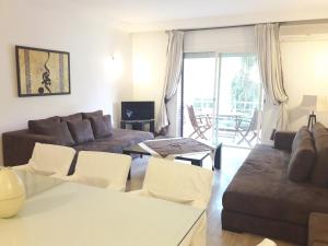 sala de estar con sofá y mesa en Luxury appartement 105m2-hivernage-Sofitel en Marrakech