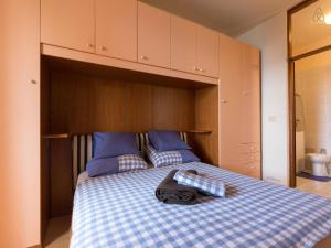 Llit o llits en una habitació de Luxury front row designer apartment