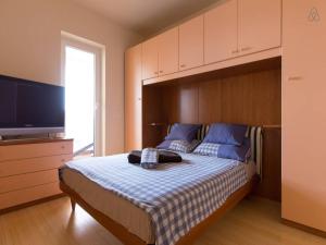 Llit o llits en una habitació de Luxury front row designer apartment