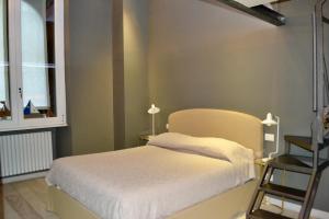 ミラノにあるCarducci 2 - Charming & Cozy Apartmentのベッドルーム(白いベッド1台、窓付)