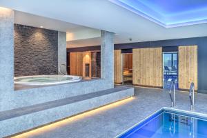 Kolam renang di atau dekat dengan R hotel experiences
