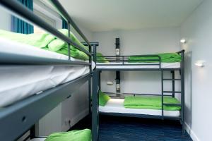 Двухъярусная кровать или двухъярусные кровати в номере YHA London Thameside