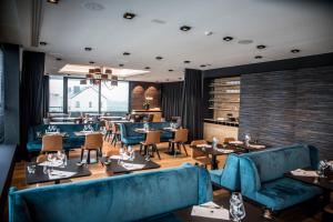 Ruang duduk di R hotel experiences