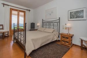 Postel nebo postele na pokoji v ubytování Villa Ca'n Torrens Alcanada