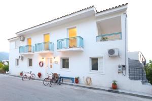 A balcony or terrace at Antisamos Studios