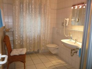 Koupelna v ubytování Hotel Geissler + 37 fotografií