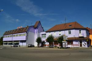 two buildings on the side of a street at Hotel Restaurant Niemerich in Pulversheim