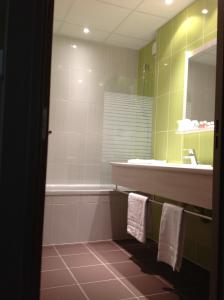 Un baño de The Originals City, Hôtel des Lys, Dreux