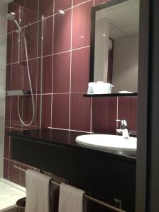 Un baño de The Originals City, Hôtel des Lys, Dreux