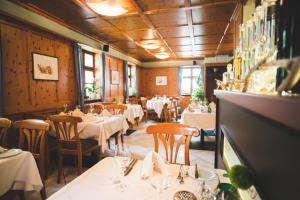 una sala da pranzo con tavoli e sedie con tovaglia bianca di Hotel Zirbelstube a Norimberga