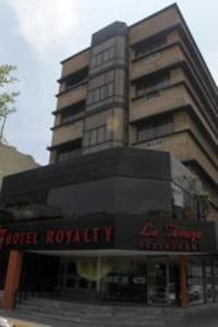 un bâtiment avec un panneau d'affichage de l'hôtel devant lui dans l'établissement Hotel Royalty, à Monterrey