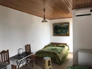 Rúm í herbergi á Seaside House Kobuleti